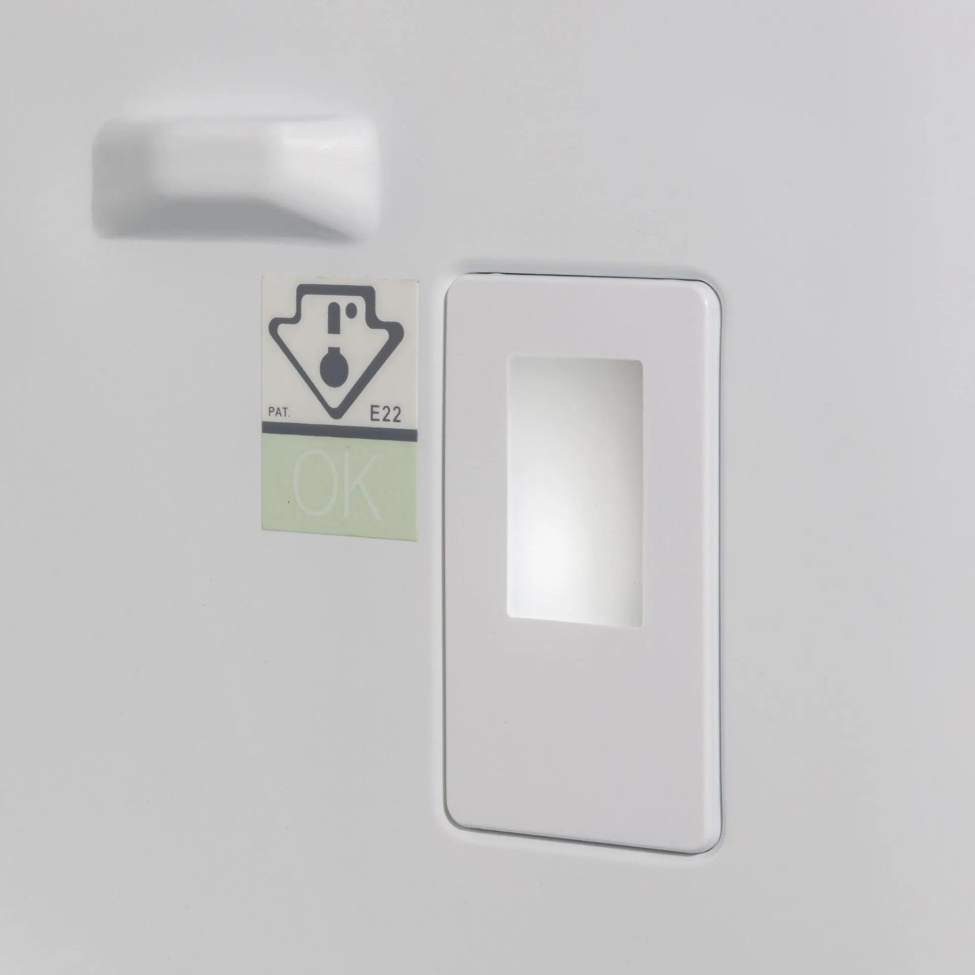 Image Bottom-freezer refrigerator BFC2069CW