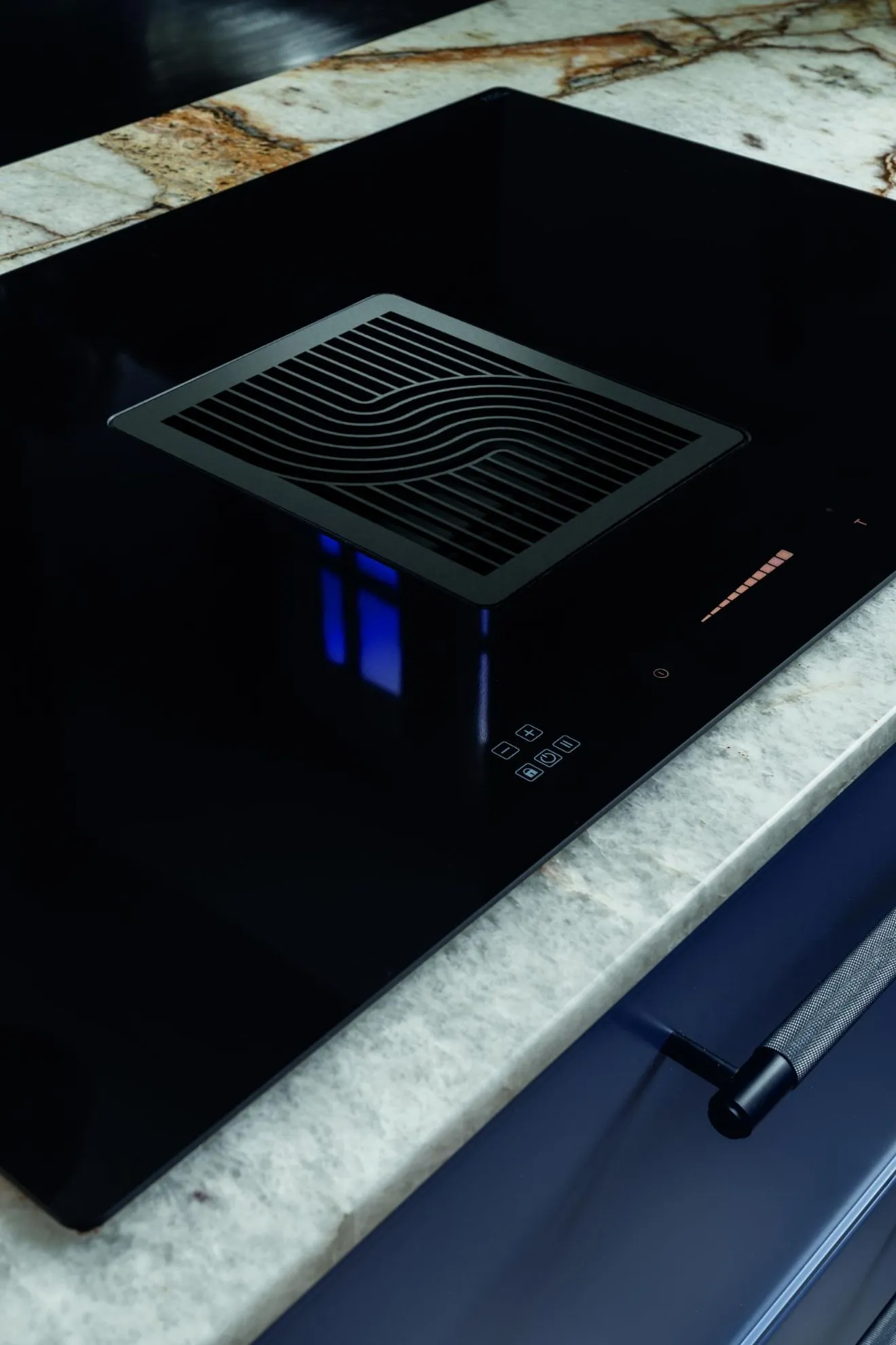 Image INDUCTION HOB WITH INTEGRATED EXTRACTOR WIZARD 2.0 CDB8302C