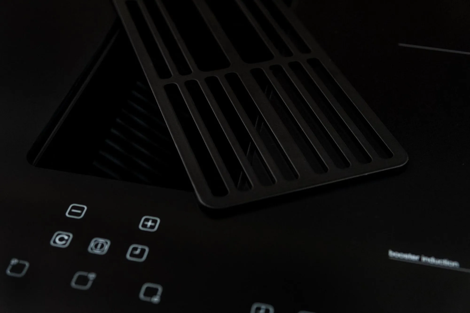 Image Induction hob with integrated extractor hood KHI8000B